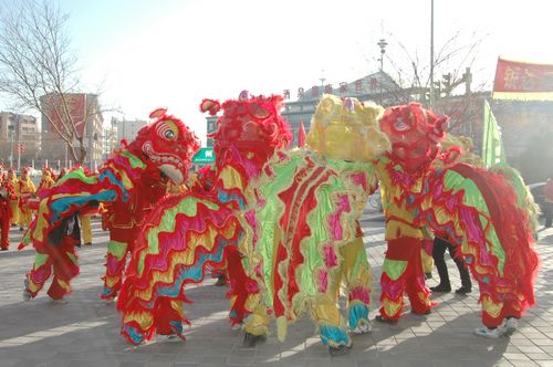 酒泉市2011年元宵節(jié)社火匯演期間，部分社火隊(duì)來公司拜年