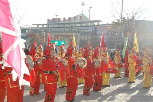 酒泉市2011年元宵節(jié)社火匯演期間，部分社火隊(duì)來公司拜年