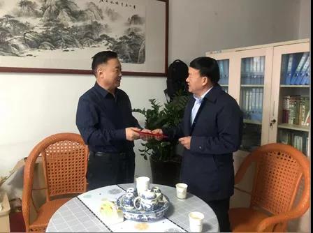 敦煌種業(yè)領(lǐng)導(dǎo)看望慰問公司老干部、老黨員及困難黨員職工