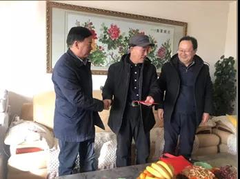 敦煌種業(yè)領(lǐng)導(dǎo)看望慰問公司老干部、老黨員及困難黨員職工