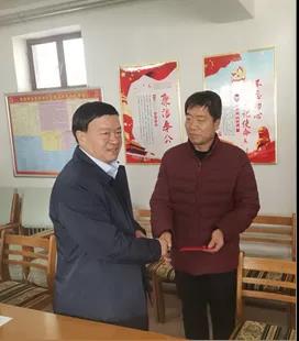 敦煌種業(yè)領(lǐng)導(dǎo)看望慰問公司老干部、老黨員及困難黨員職工